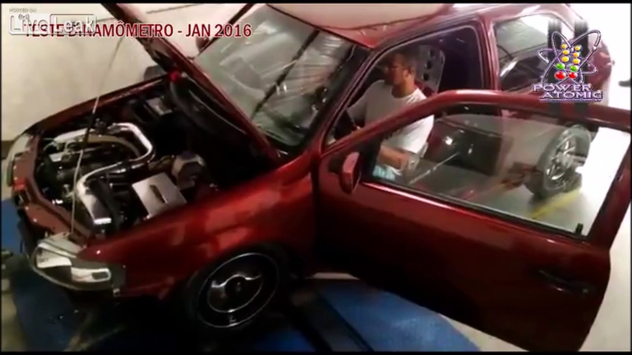Un abruti pousse un moteur à fond jusqu'à provoquer une énorme explosion