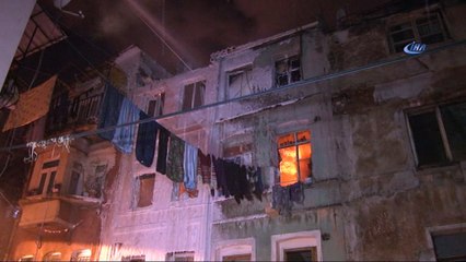 Beyoğlu’nda 3 katlı bina alev alev yandı