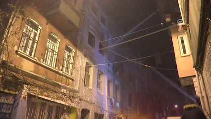 Beyoğlu'nda Üç Katlı Binada Yangın