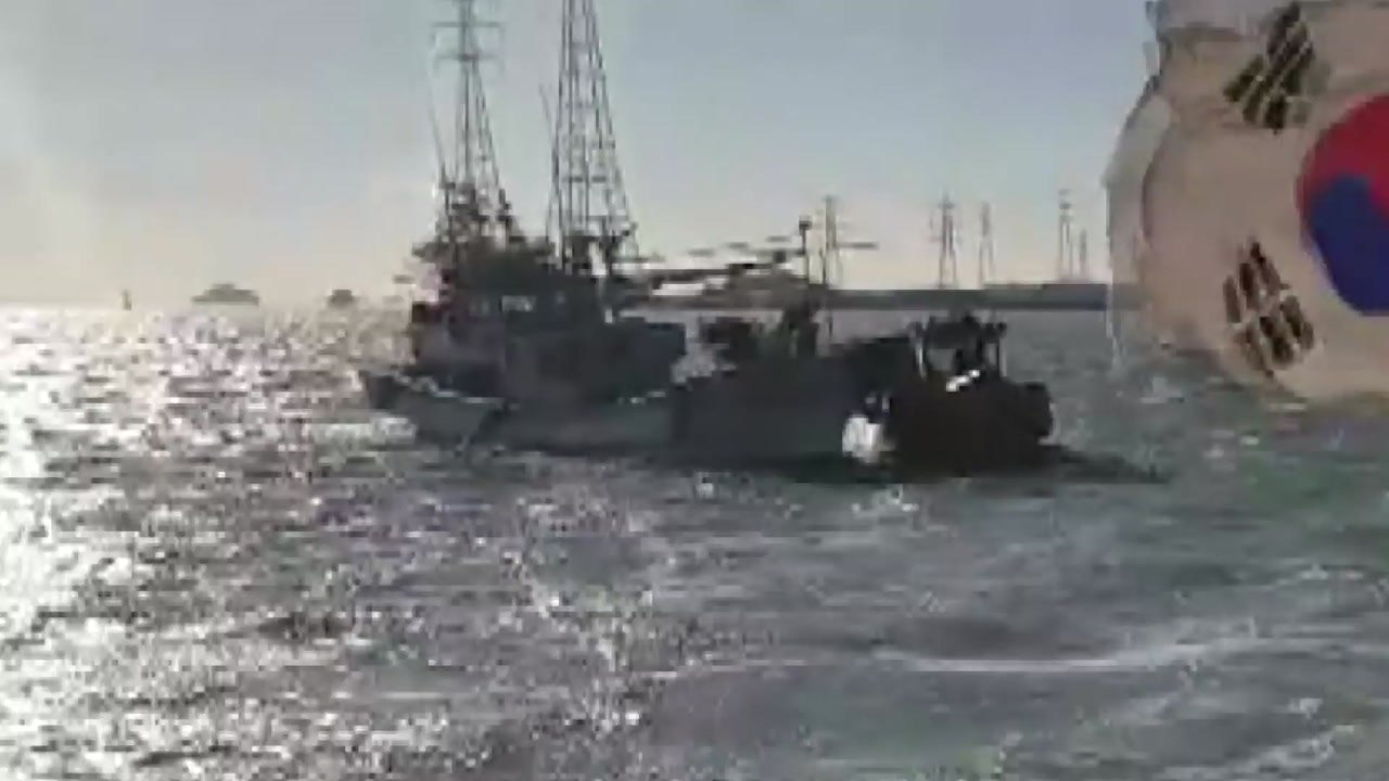 인천 영흥도 해상 소형어선 표류...40대 부부 구조 / YTN