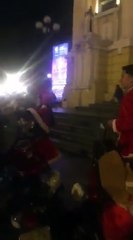Ông già Noel "soái ca" của năm lái moto đi phát quà cho trẻ vô gia cư