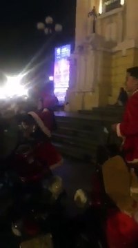 Ông già Noel soái ca của năm lái moto đi phát quà cho trẻ vô gia cư