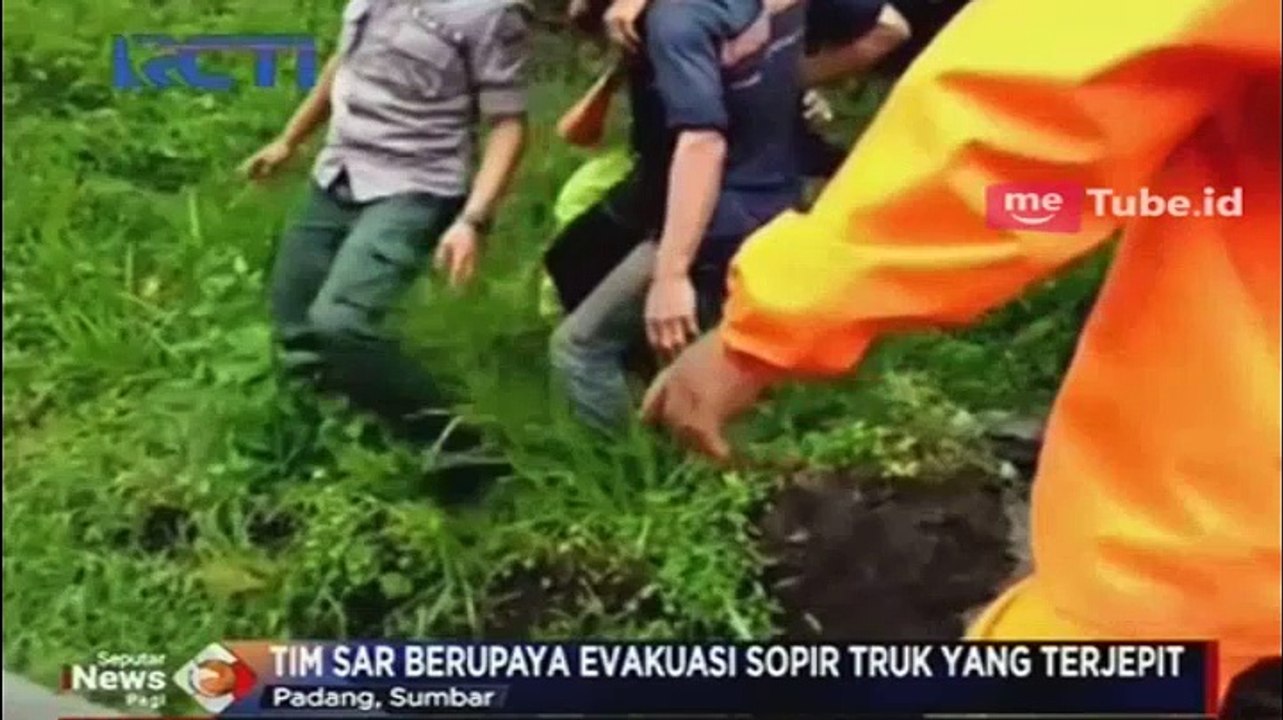 Kelebihan Muatan, Truk Tak Kuat Nanjak hingga Terbalik