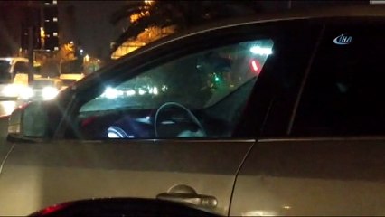 Kucağındaki çocukla araç kullanan sürücü kamerada