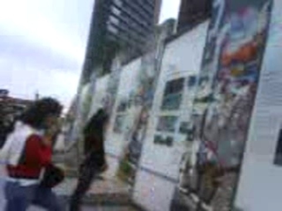 Trozo de muro de berlin en el postammer