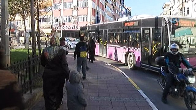 Otobüsün çarptığı temizlik işçisi kamerada