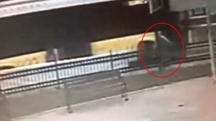 Yolu Süpürürken Otobüsün Altında Kaldı