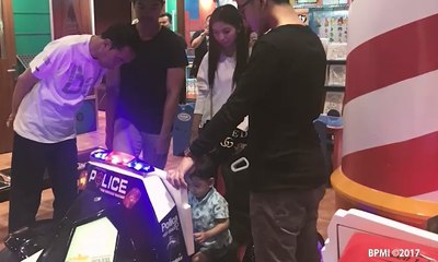 Presiden Jokowi Momong Cucu Main di Area Permainan