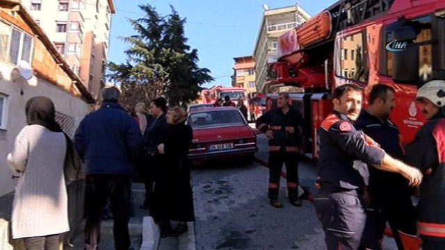 Sancaktepe Sarı Gazi Mahallesi Canan Sokakta bulunan 4 katı bir binanın 3’üncü katına 2 erkek cesedi bulundu. Olay yerine sevk edilen polis ekiplerinin incelemesi sürüyor.