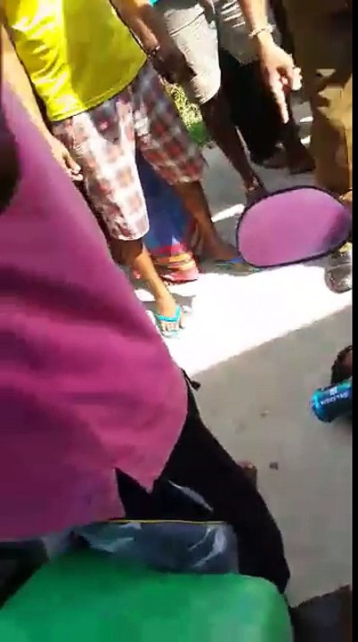 අහංගම බැංකුව කොල්ල කන්න ආපු හොරාට බැංකුවේ ආරක්ෂක නිලධාරියෙක් වෙඩි තබා වැටී සි...2