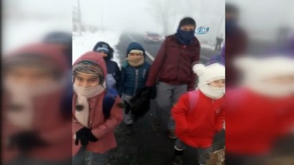 Çocukların okul yolunda saçları dondu