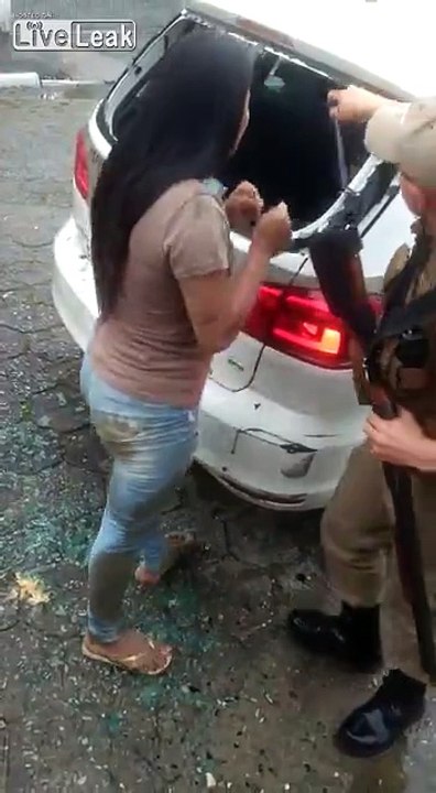 Ce fou s'évade de la police par la vitre arrière de la voiture !!