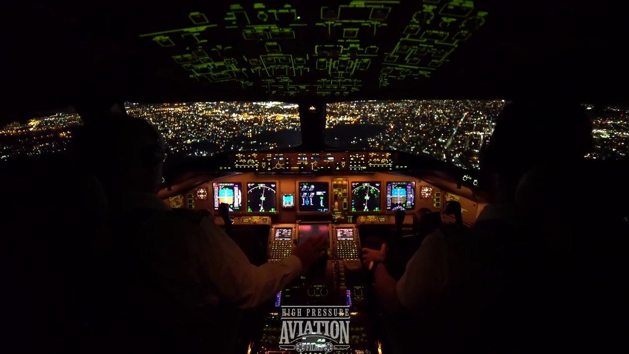Atterrissage à Los Angeles d'un avion de nuit filmé du Cockpit !!