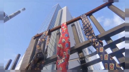 Kosovo, cravatte appese per protesta contro aumento dello stipendio del premier