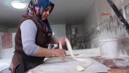 Isparta-Yalvaç'taki Fırınlarda Kadınlar Ekmek Yapıyor