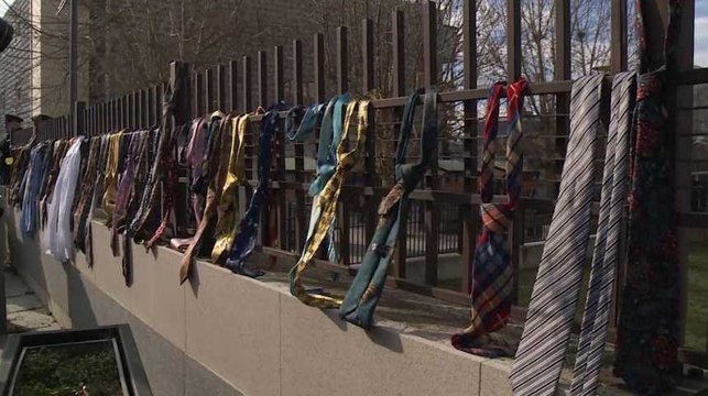 Des Kosovars offrent leurs cravates au Premier ministre pour qu'il n'ait pas à doubler son salaire