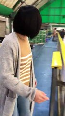 Elle essaie tant bien que mal de faire du patin sur glace
