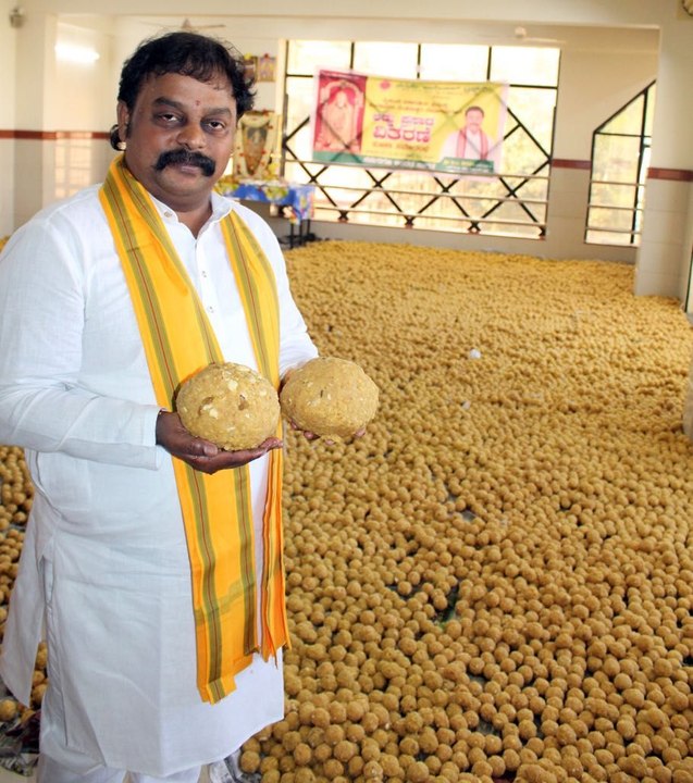 ವೈಕುಂಠ ಏಕಾದಶಿ ಪ್ರಯುಕ್ತ ಜೆಡಿಎಸ್ ಎಂ ಎಲ್ ಸಿ ಶರವಣರಿಂದ 1 ಲಕ್ಷ ಲಡ್ಡು ಹಂಚಿಕೆ | Oneindia Kannada