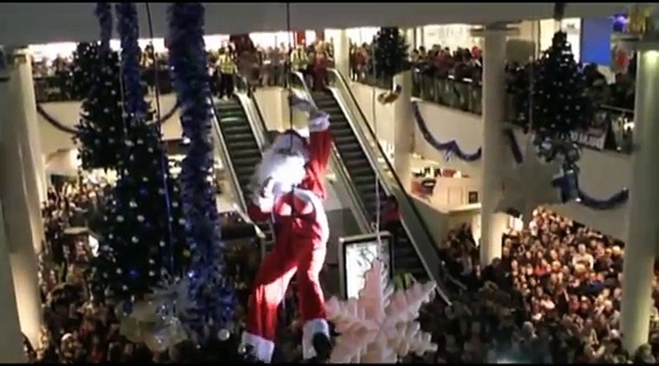 Papai Noel fica preso pela barba e é socorrido pelo Exército!