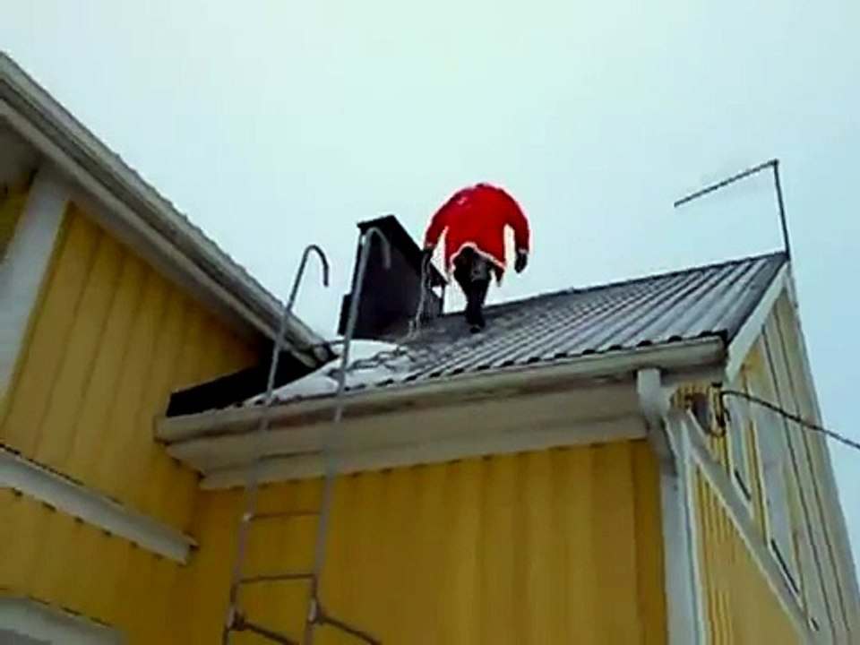 Papai Noel cai de telhado!