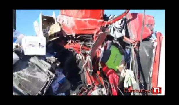 TIR'lar kafa kafaya çarpıştı: Şoförlerin burnu kanamadı