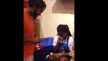 Un père offre un Singe à son fils avec la voix enregistrée de sa maman décédée
