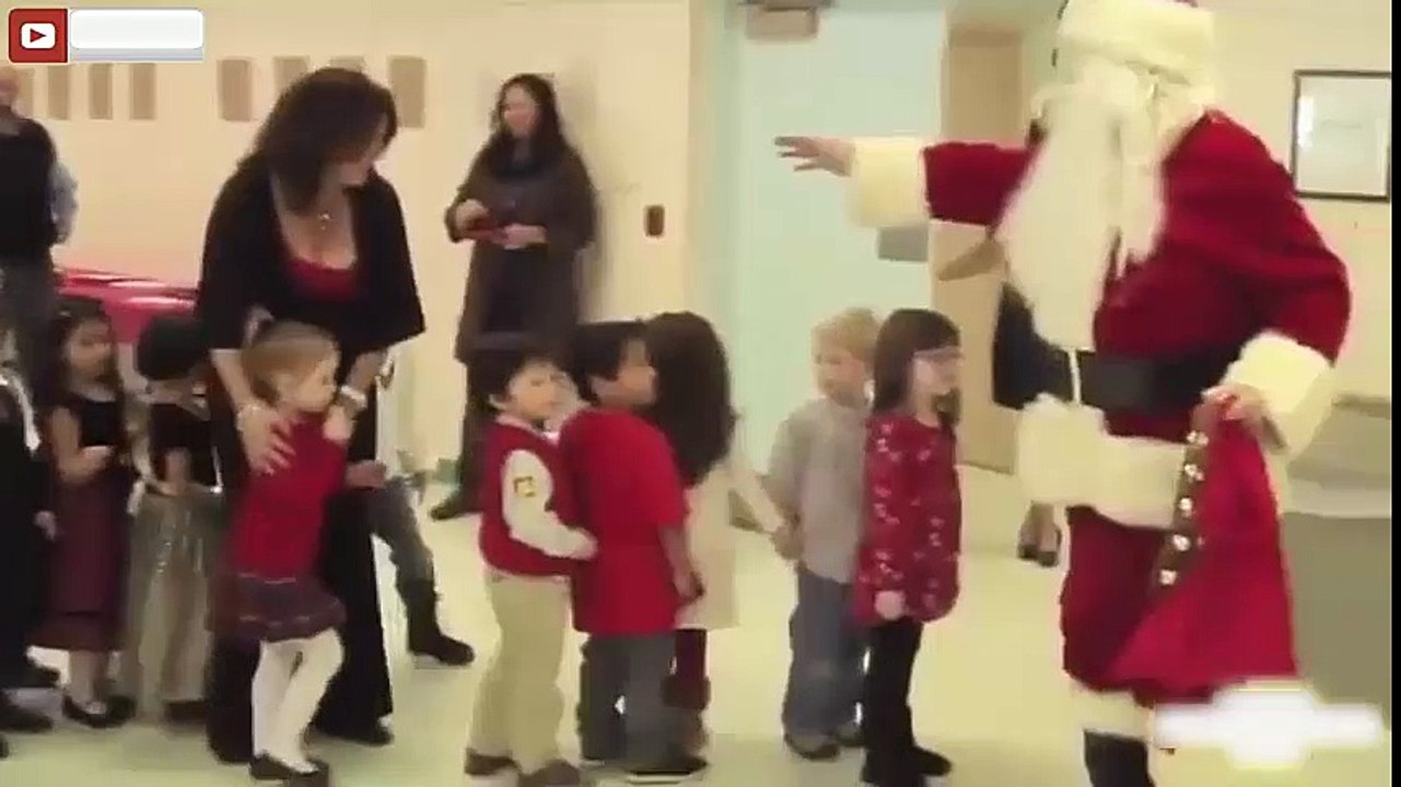 Papai Noel perde as calças na frente da criançada!