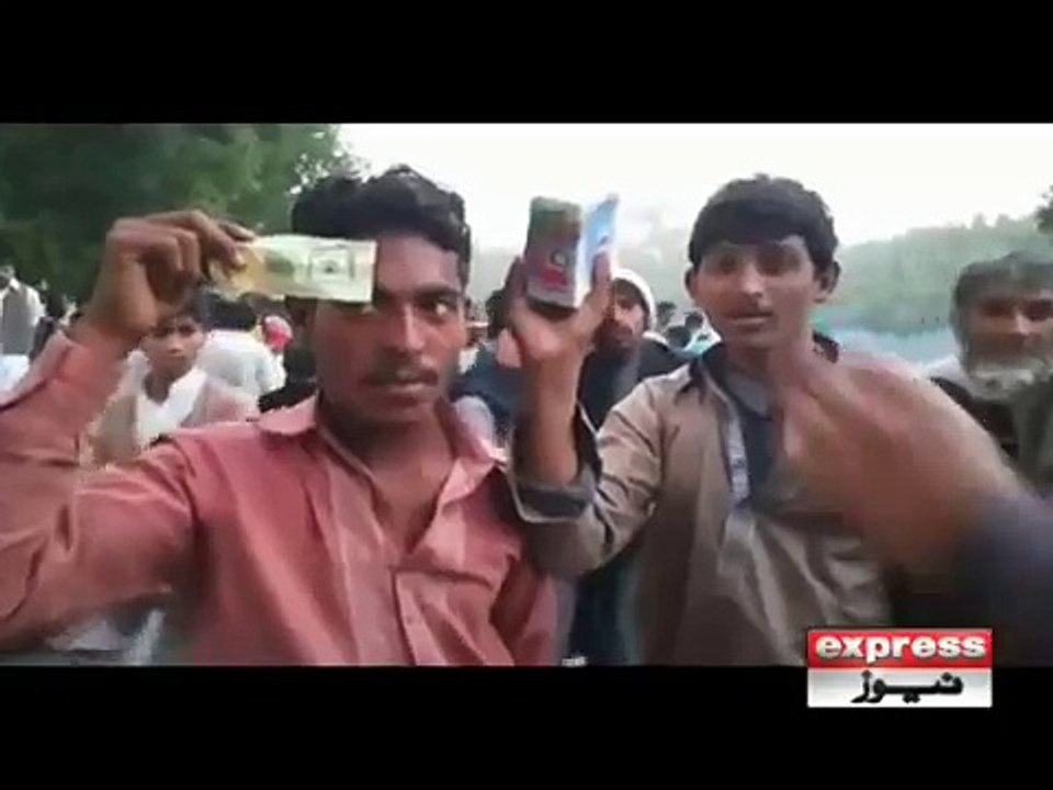 Beautiful Rainfall American Dollars Saudi Riyal and New Mobile In Pakistani Wedding