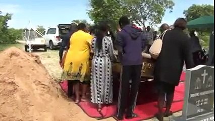 Funeral maluco: parentes caem na cova do morto!