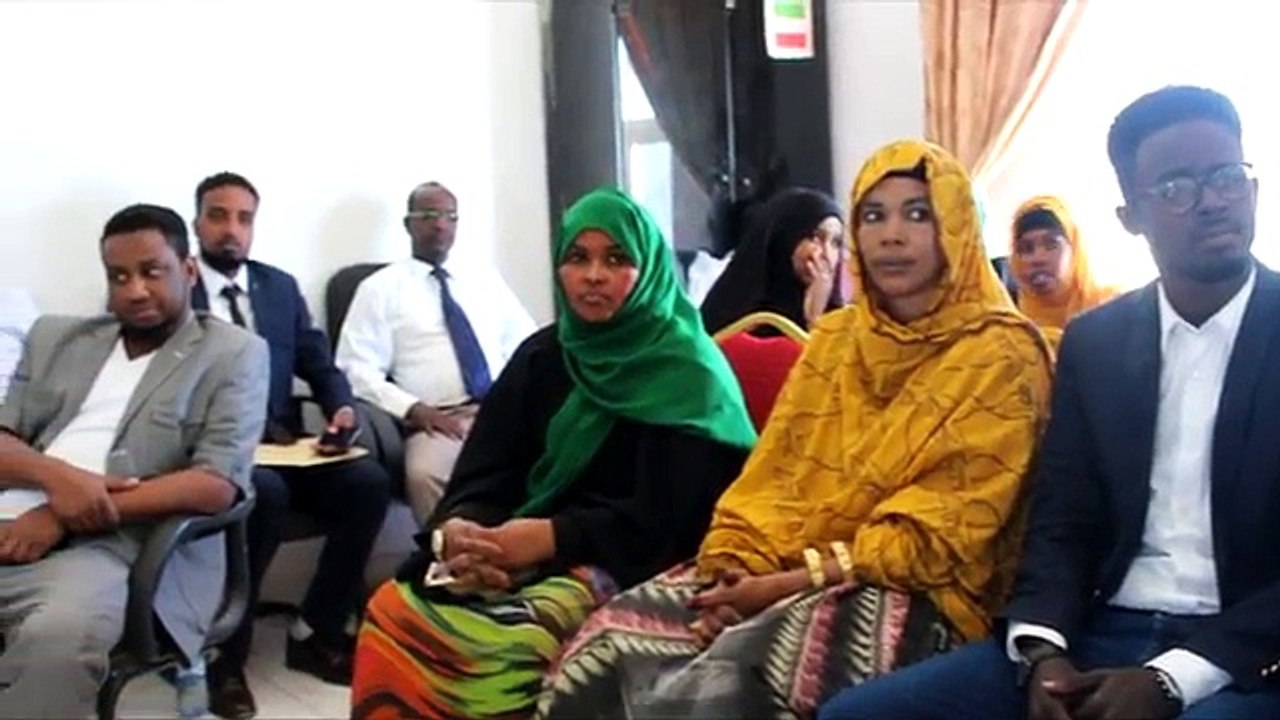Wasiirka Cusub Ee Gashaandhiga oo Maanta Xilkii kale Wareegay Wasiirkii Hore Ee Gashaandhiga