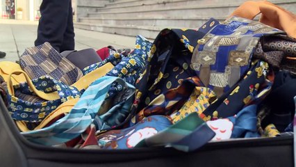 Des Kosovars abandonnent leurs cravates pour protester