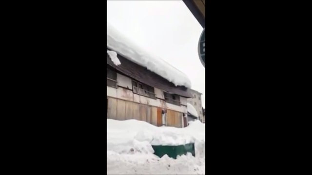 Le poids de la neige détruit une maison... Impressionnant