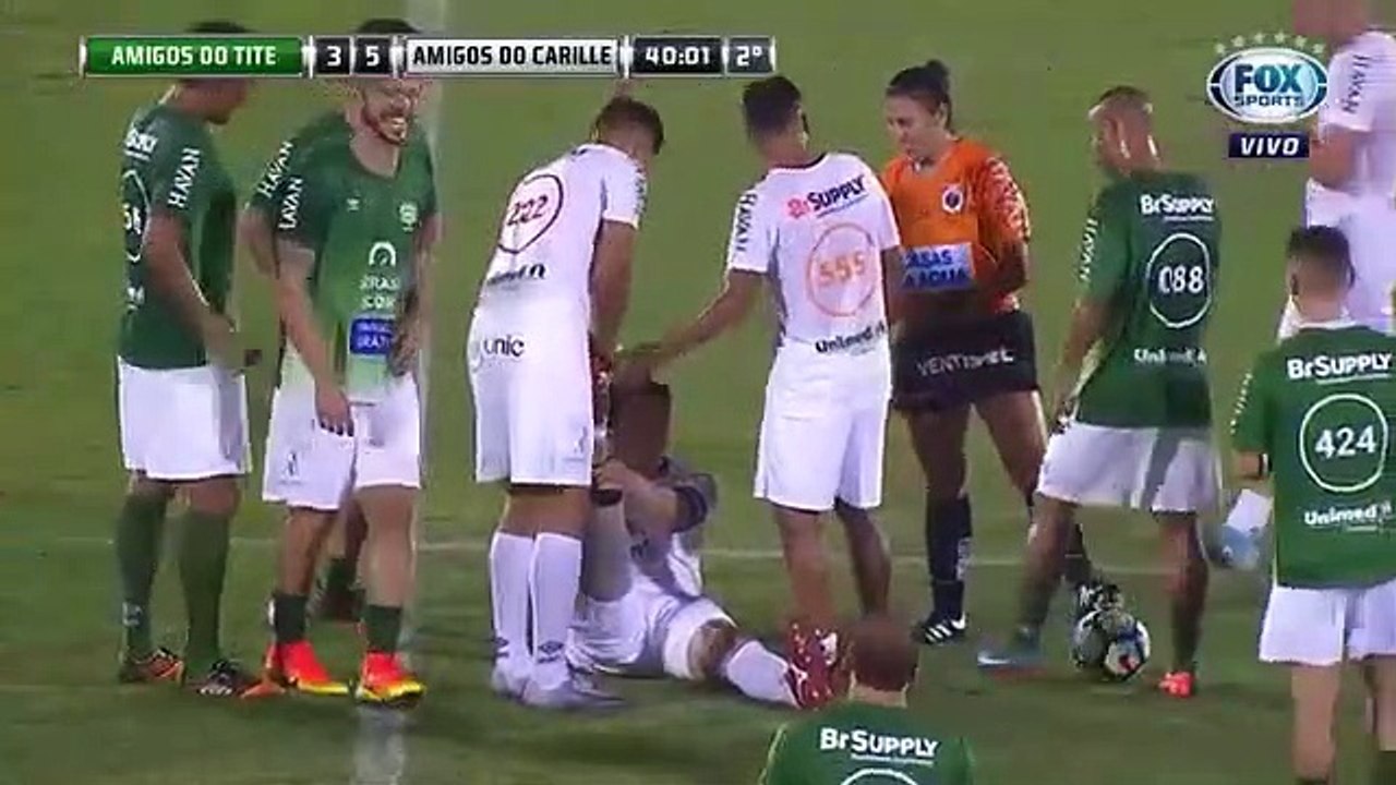 Quand un joueur de Foot simule une crampe alors qu'il a une prothèse de jambe... Enorme blague