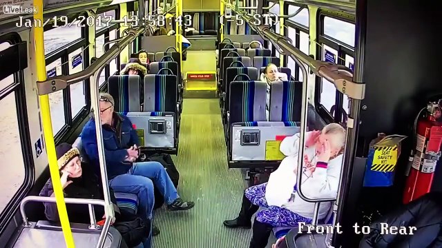 New York, pick up si schianta contro un autobus, LO SCHIANTO