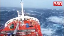 Pamje tmerruese/Anija lufton me valet e tsunamit ne mes te oqeanit (360video)