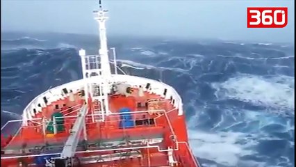 Pamje tmerruese/Anija lufton me valet e tsunamit ne mes te oqeanit (360video)