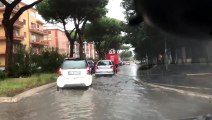 Allagamenti, tombini ostruiti e rami crollati. Ostia sott'acqua