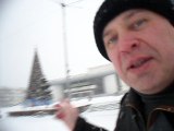 Мужик Геннадий Горин снимает главную ёлку на площади города зимой, город Орёл, площадь Ленина