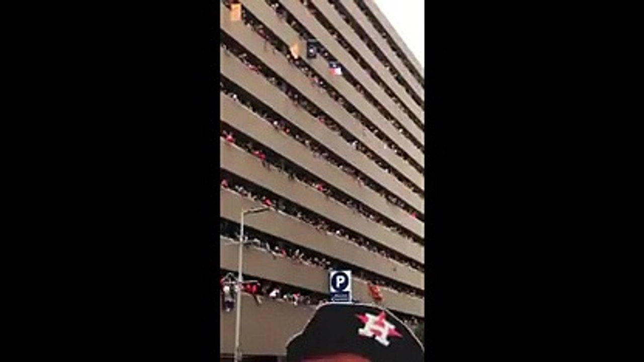 PERDE IL BERRETO - GUARDATE COME LO RECUPERA