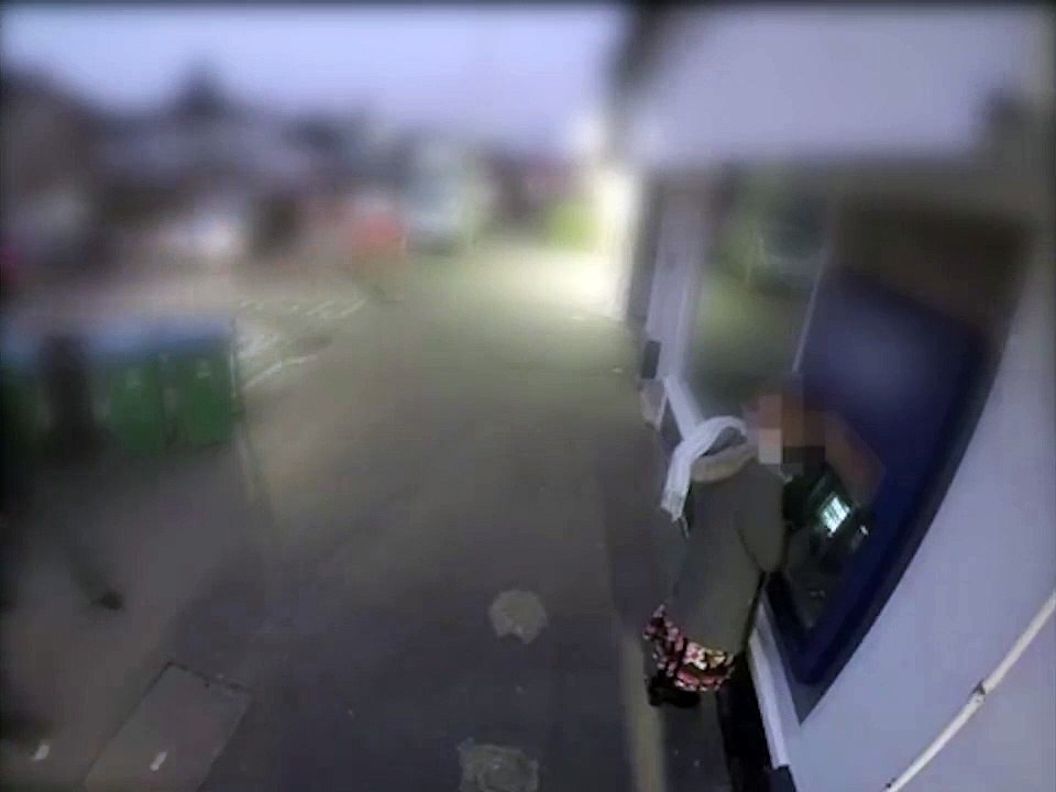 Deux hommes agressent une femme au distributeur automatique mais se font vite calmer (Angleterre)