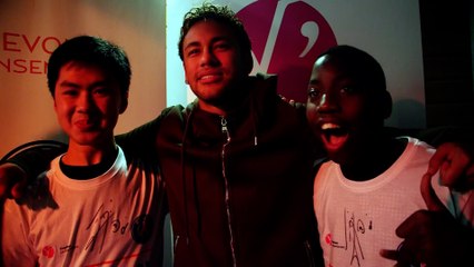Neymar Jr et Cavani rencontrent les enfants de la Fondation