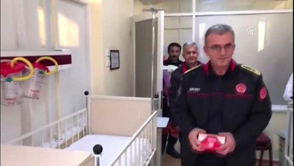Yangından Kurtardıkları Çocuğa İtfaiye Ekibinden Anlamlı Ziyaret