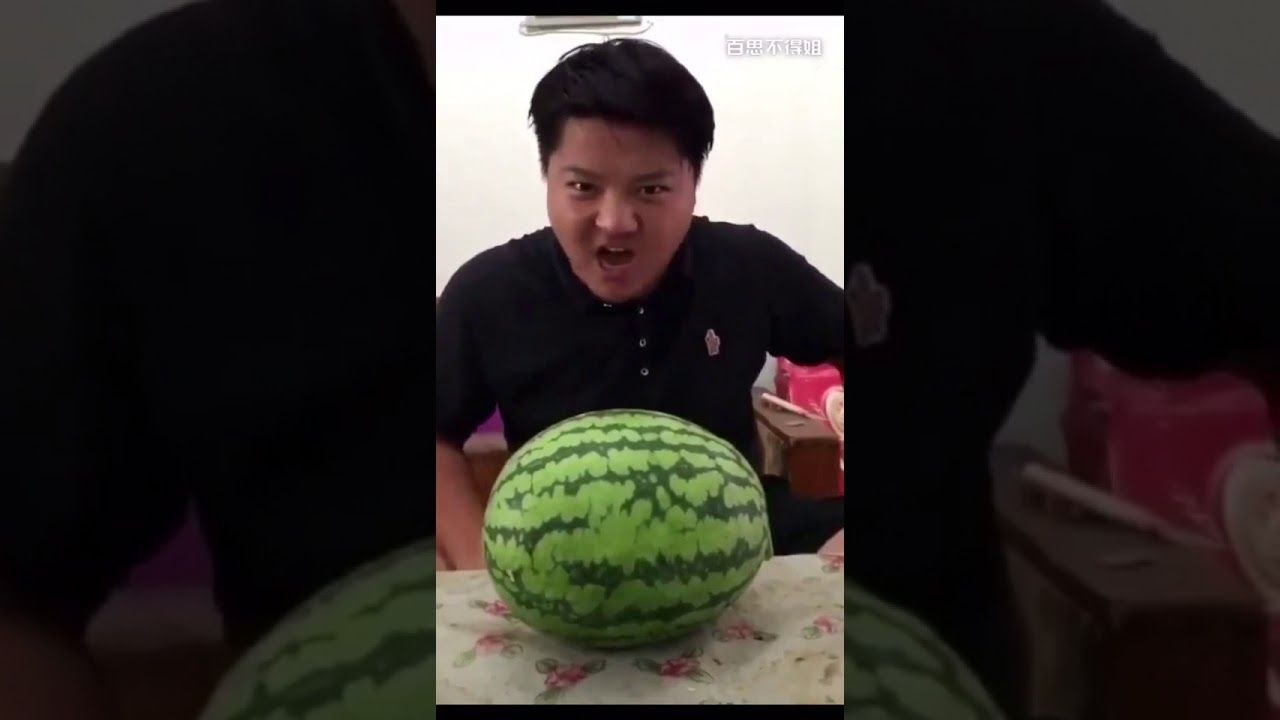 Coup de boule dans une pastèque