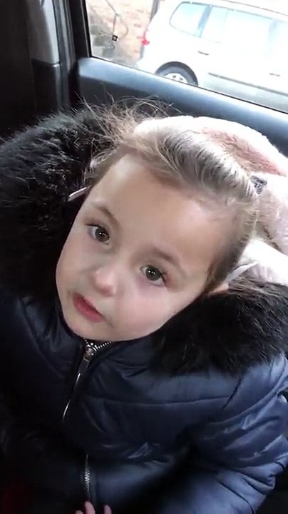 Une petite fille mignonne chante "Man's not hot" de Big Shaq