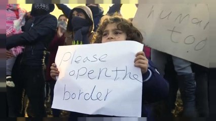 Protesta de refugiados en tierra de nadie para poder entrar en la UE