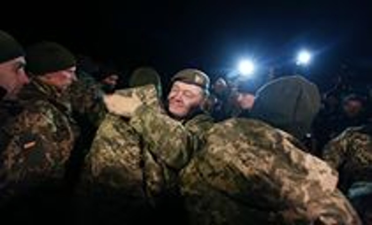 Poroshenko Greets Returning Ukrainians After Prisoner Swap With Separatists