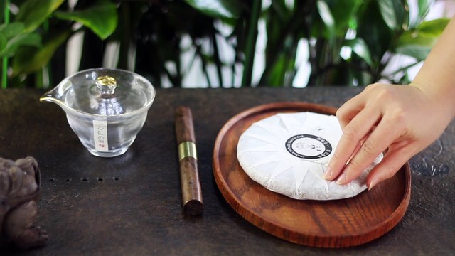 Shaihong Sun-Dried Black Tea Brewing in Glass Tea Maker Gaiwan