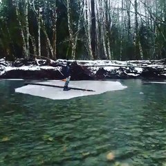 Quand tu croises un pêcheur debout sur un mini iceberg qui descend la rivière