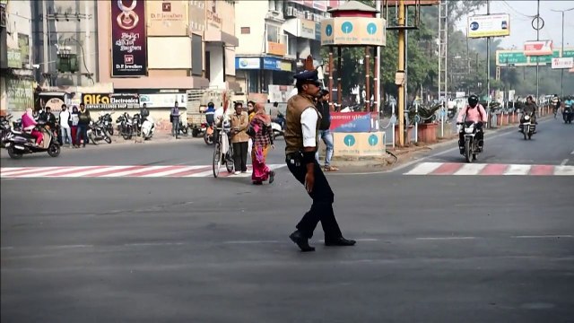 India's 'moonwalking' traffic cop turns heads