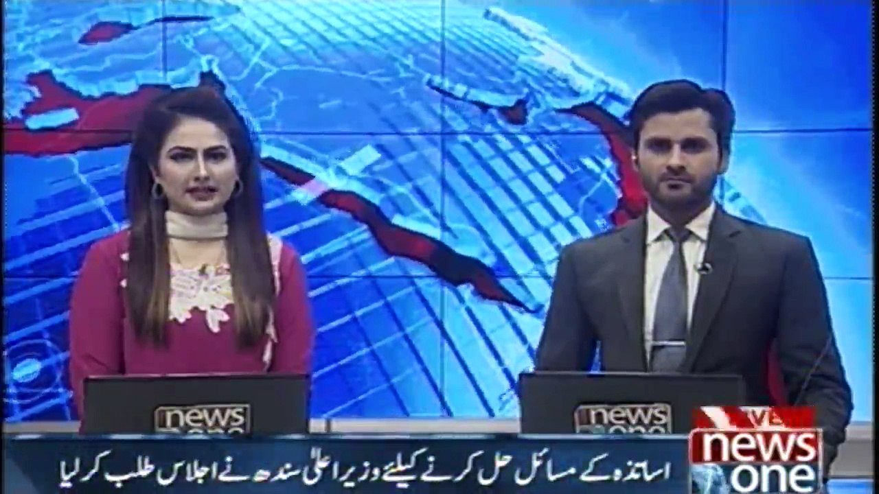 Teachers are protesting for the salaries in front of the Karachi press club